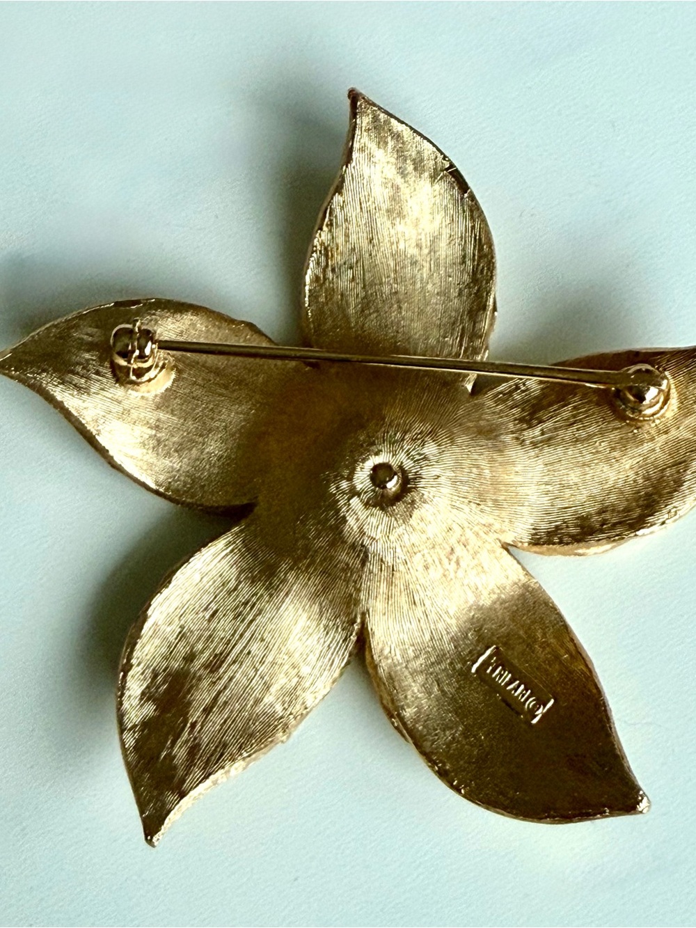 VTG Crown Trifari Emerald Green Rhinestone Brushed & Polished Gold Flower Brooch - Picture 4 of 5